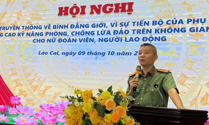 Đại diện Công an tỉnh truyền thông chuyên đề “Nâng cao kỹ năng chủ động phòng, chống lừa đảo trên không gian mạng”.
