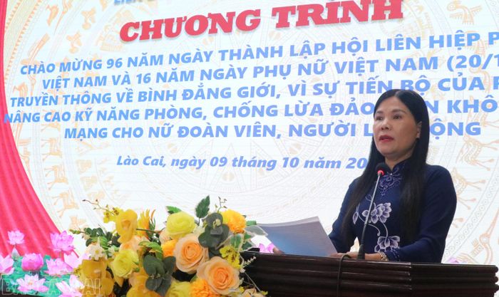 Đồng chí Nguyễn Thị Bích Nhiệm - Phó Chủ tịch Ủy ban Mặt trận Tổ quốc Việt Nam tỉnh, Chủ tịch Liên đoàn Lao động tỉnh phát biểu tại chương trình.