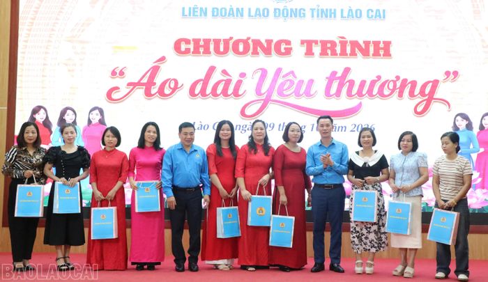 Liên đoàn Lao động tỉnh trao áo dài tặng nữ đoàn viên có hoàn cảnh khó khăn.