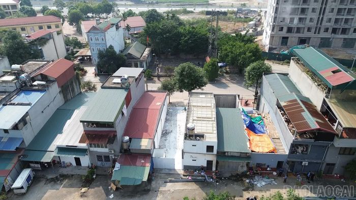 Khu vực giải phóng mặt bằng thực hiện Dự án thành phần 2 - đầu tư hạ tầng kết nối các ga trên tuyến và quảng trường ga Lào Cai.