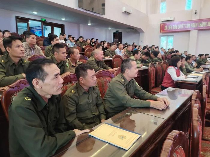 Thành viên các đội dân phòng tham gia tập huấn phòng cháy, chữa cháy.