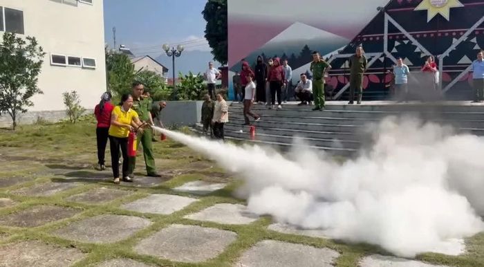 Thực hành sử dụng bình chữa cháy.