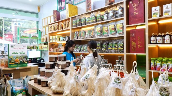 Không gian trưng bày, giới thiệu sản phẩm OCOP của Hợp tác xã Chế biến Nông sản Tây Bắc Hiền Vinh.