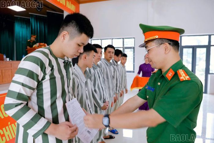 Đại tá Vũ Văn Sơn - Bí thư Đảng ủy, Giám thị Trại giam Hồng Ca trao quyết định đặc xá cho các phạm nhân, năm 2026.