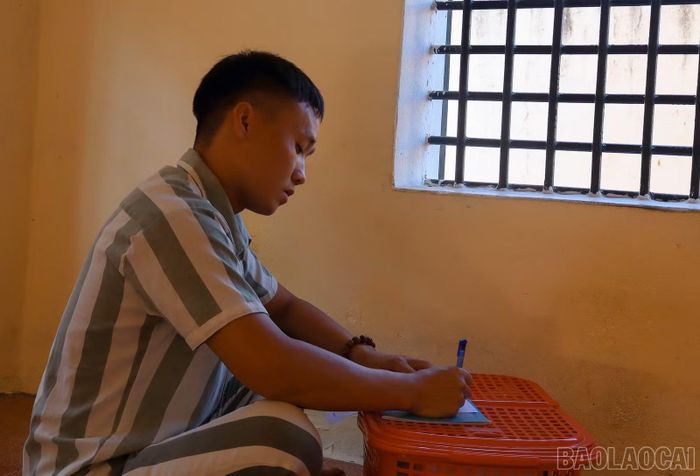 Phạm nhân Sùng A Trứ viết thư cho mẹ và gia đình.