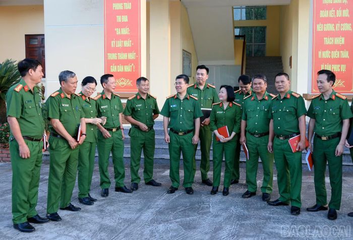Đại tá Vũ Văn Sơn - Bí thư Đảng ủy, Giám thị Trại giam Hồng Ca trao đổi với cán bộ chủ chốt của đơn vị về công tác quản giáo.