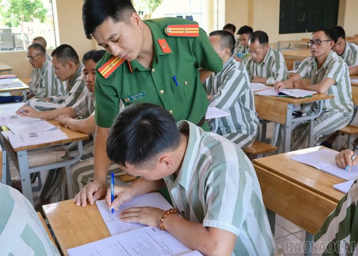 Năm 2026, Trại giam Hồng Ca phối hợp với ngành Giáo dục và Đào tạo tỉnh Lào Cai tổ chức 2 lớp xóa mù chữ cho 80 phạm nhân.