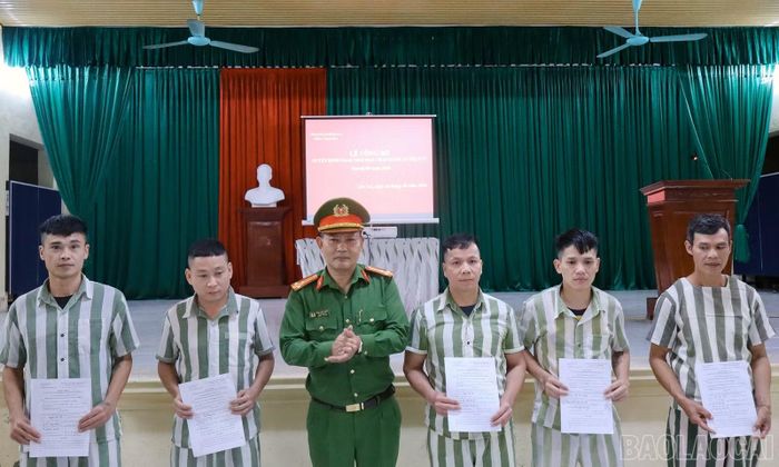 Đồng chí Thượng tá Trần Quốc Hoàn - Phó Bí thư Đảng ủy, Phó Giám thị Trại giam Hồng Ca trao quyết định giảm thời hạn chấp hành án phạt tù cho phạm nhân đợt 2/9/2026.