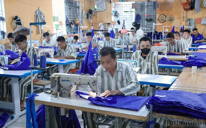 Các phạm nhân được Trại giam Hồng Ca tạo điều kiện học nghề may để có cơ hội tìm kiếm việc làm sau khi hoàn lương.