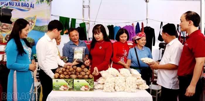 Các đại biểu tham quan các gian hàng tại sự kiện.