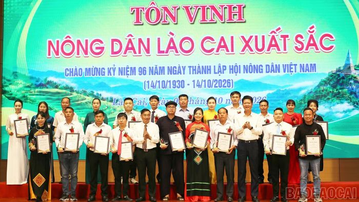 Đồng chí Nguyễn Thế Phước - Phó Bí thư Tỉnh ủy, Chủ tịch Ủy ban Mặt trận Tổ quốc Việt Nam tỉnh và đồng chí Nguyễn Chương Phát - Chủ tịch Hội Nông dân tỉnh trao chứng nhận và tôn vinh những “Nông dân Lào Cai xuất sắc” năm 2026.