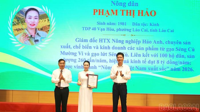 Đồng chí Nguyễn Thế Phước - Phó Bí thư Tỉnh ủy, Chủ tịch Ủy ban Mặt trận Tổ quốc Việt Nam tỉnh và đồng chí Nguyễn Chương Phát - Chủ tịch Hội Nông dân tỉnh trao chứng nhận và tôn vinh nông dân Phạm Thị Hảo (phường Lào Cai) danh hiệu “Nông dân Lào Cai xuất sắc” năm 2026.