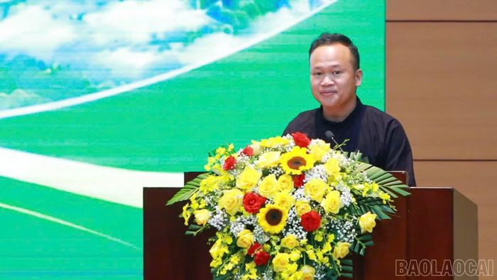 Các nông dân tiêu biểu, xuất sắc chia sẻ kinh nghiệm sản xuất kinh doanh, ứng dụng tiến bộ kỹ thuật, phát triển mô hình liên kết chuỗi giá trị tại hội nghị.