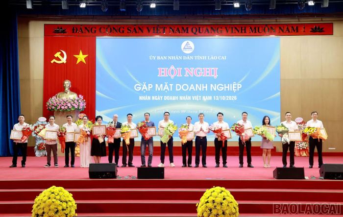 Lãnh đạo UBND tỉnh trao Bằng khen của Chủ tịch UBND tỉnh tặng các doanh nghiệp, hợp tác xã và hộ kinh doanh có thành tích xuất sắc, đóng góp vào phát triển kinh tế - xã hội và hoạt động an sinh trên địa bàn tỉnh.