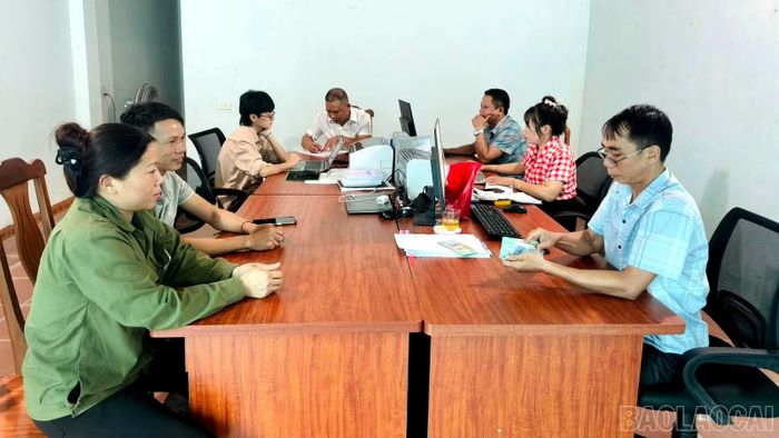 Cán bộ Trung tâm Dịch vụ tổng hợp xã Phong Dụ Thượng trao tiền hỗ trợ mua con giống cho các hộ nghèo, cận nghèo từ nguồn hỗ trợ của Nhà nước.