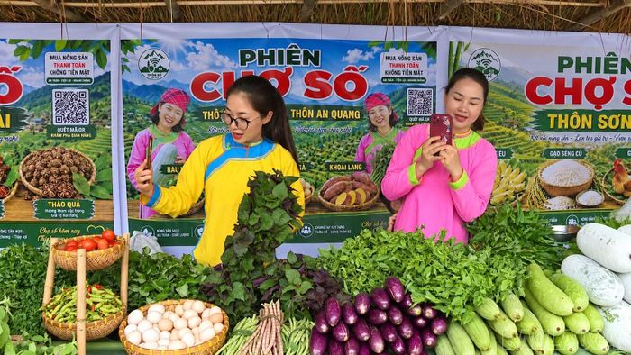 Người dân sử dụng điện thoại thông minh để quảng bá, giới thiệu nông sản tại phiên chợ số.