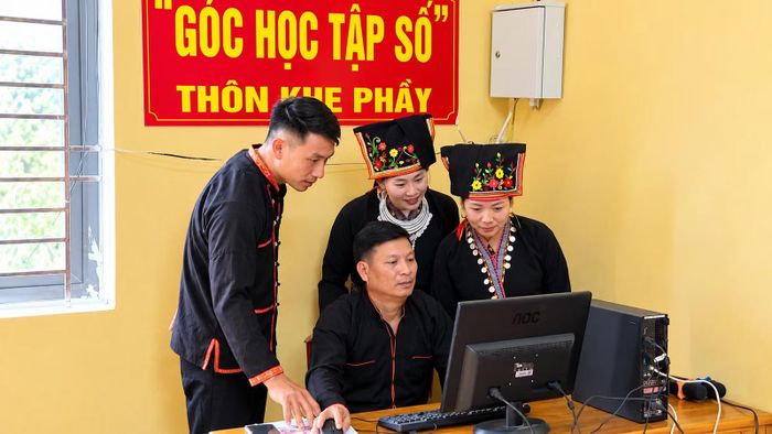 Người dân được hướng dẫn sử dụng thiết bị và các ứng dụng số phục vụ đời sống.