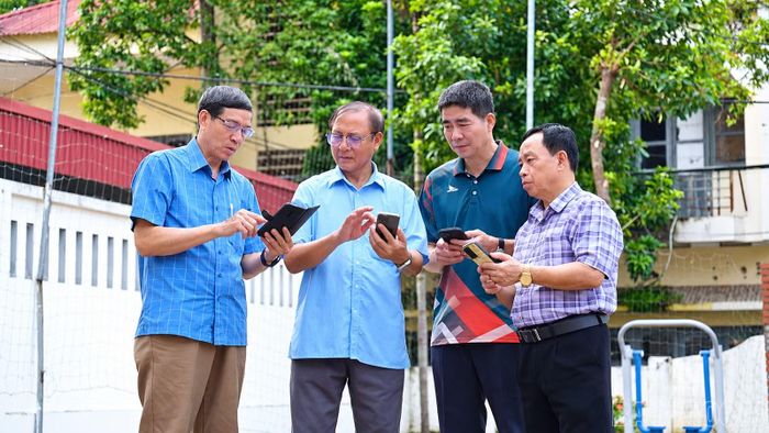 Ông Mai Văn Xuân (thứ hai từ trái sang) cùng các thành viên Tổ công nghệ số cộng đồng thôn 4 hướng dẫn kỹ năng số cho người dân.