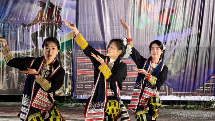 Các tiết mục văn nghệ mang đậm văn hóa dân tộc đem đến không khí sôi nổi cho Giải lao núi Ngũ Chỉ Sơn lần đầu tiên được tổ chức.