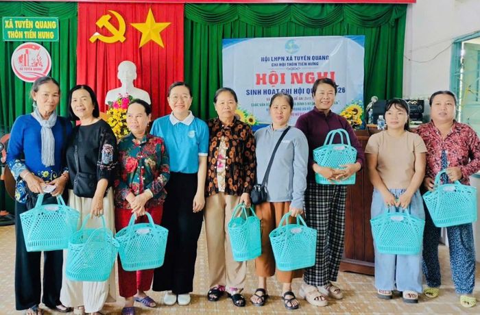 Hội LHPN xã Tuyên Quang trao tặng giỏ nhựa cho hội viên sử dụng trong sinh hoạt