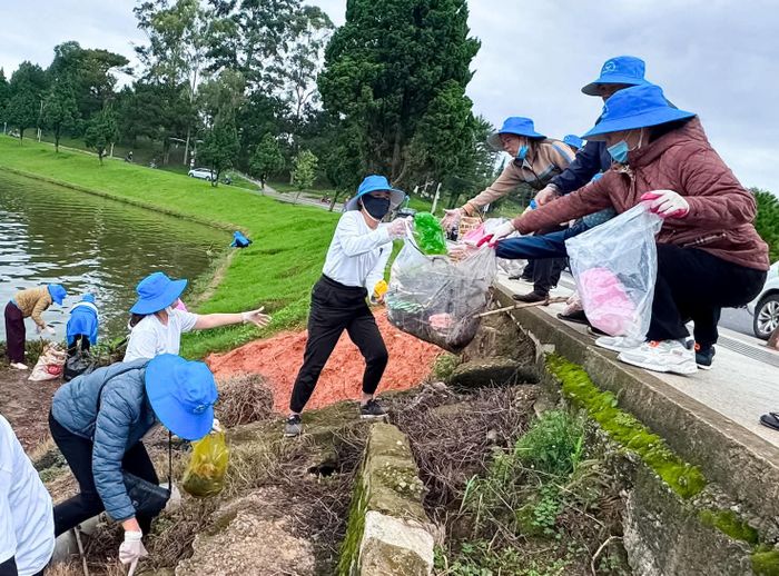 Phụ nữ các chi hội phường Xuân Hương - Đà Lạt ra quân dọn dẹp vệ sinh môi trường, khu vực Hồ Xuân Hương