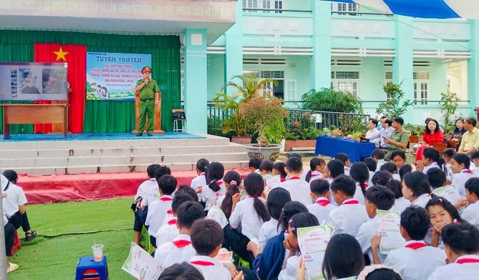 Trường TH&THCS La Dạ tổ chức các hoạt động tuyên truyền về pháp luật dưới cờ.