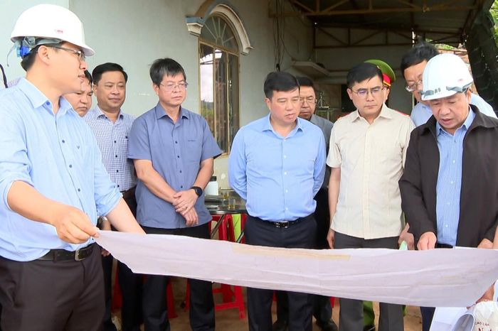 Ủy viên Ban Chấp hành Trung ương Đảng, Bí thư Tỉnh ủy, Trưởng Đoàn ĐBQH tỉnh Y Thanh Hà Niê Kđăm (ở giữa hàng đầu) kiểm tra thực địa tuyến cao tốc Bảo Lộc - Liên Khương hồi tháng 5/2026