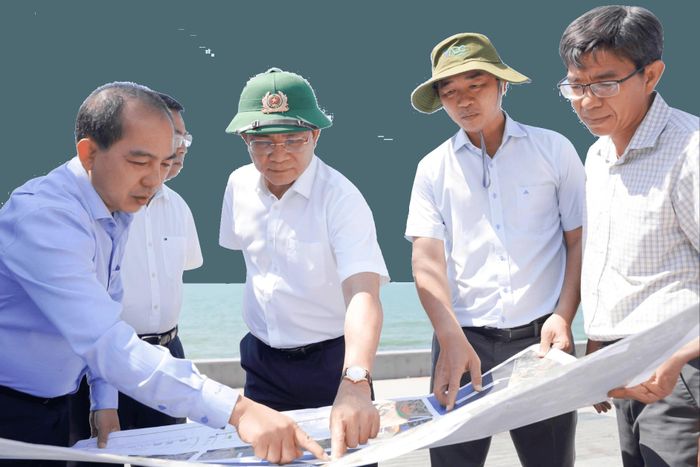 Ủy viên Ban Chấp hành Trung ương Đảng, Phó Bí thư Tỉnh ủy, Chủ tịch UBND tỉnh Hồ Văn Mười kiểm tra các dự án phía Đông của tỉnh