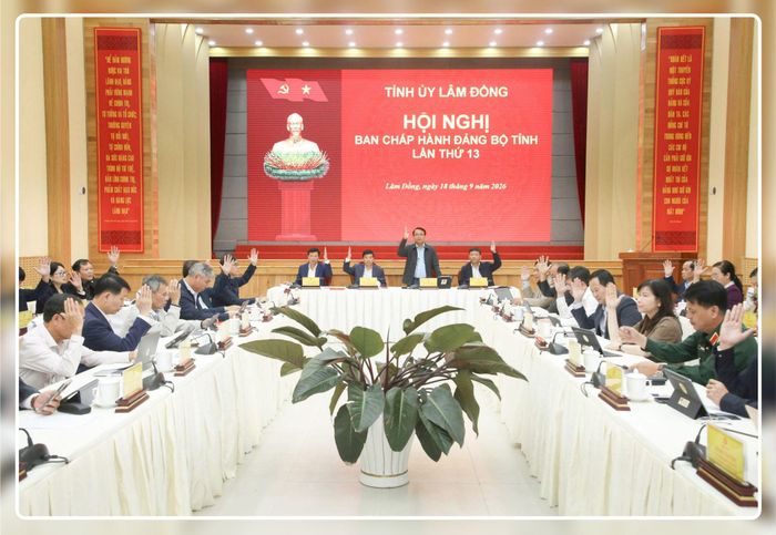 Các đại biểu biểu quyết thông qua các nội dung tại Hội nghị Ban Chấp hành Đảng bộ tỉnh Lâm Đồng lần thứ 13
