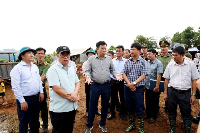 Đồng chí Lưu Văn Trung, Phó Bí thư Tỉnh ủy, Chủ tịch HĐND tỉnh Lâm Đồng cùng đoàn công tác đến kiểm tra tình hình sụt lún và thăm hỏi, động viên người dân bị ảnh hưởng tại thôn Đắk Snao, xã Quảng Sơn