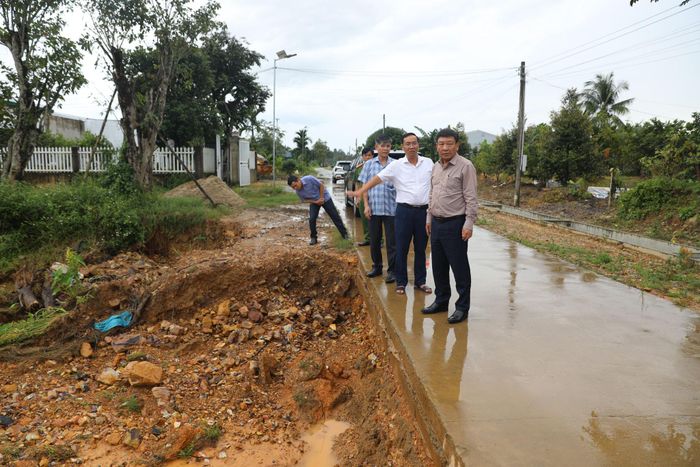 Phó Bí thư Tỉnh ủy Lâm Đồng Bùi Thắng kiểm tra điểm ngập lụt nặng trên đường liên thôn xã Cát Tiên 3 chiều ngày 25/9/2026