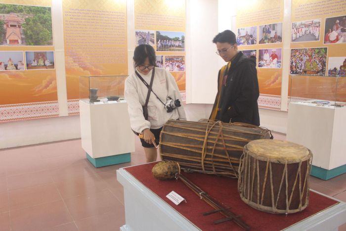 Không gian triển lãm với nhiều hình ảnh, hiện vật