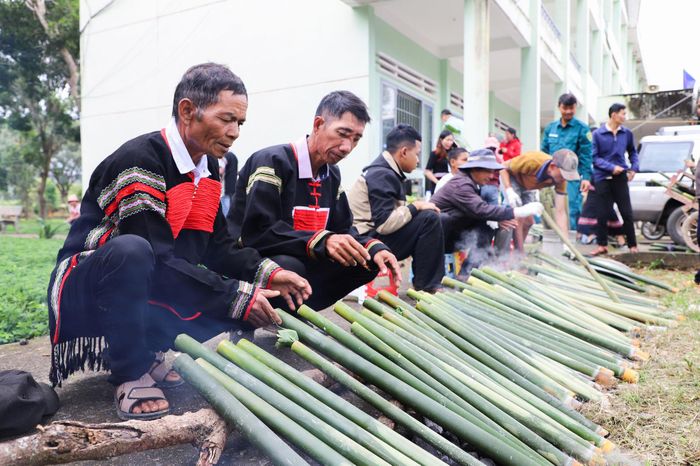 Đồng bào Êđê xã Quảng Phú làm cơm lam, thịt nướng trong ngày lễ hội