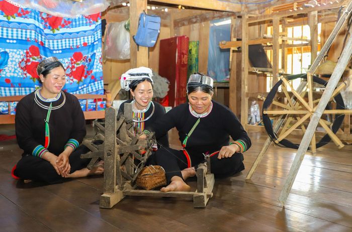 Giữa những nếp nhà sàn ở thôn Phú Thịnh, xã Quảng Phú, nhiều phụ nữ Sán Chỉ vẫn giữ thói quen tự tay làm trang phục cho mình và gia đình