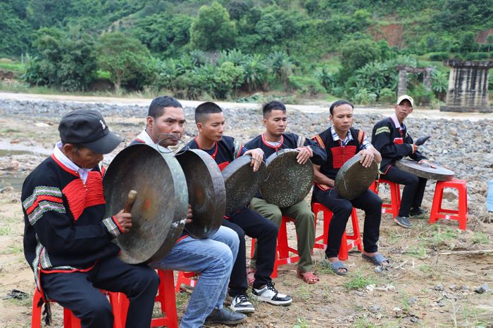Đồng bào Êđê thôn Phú Xuân đánh cồng chiêng trong lễ hội