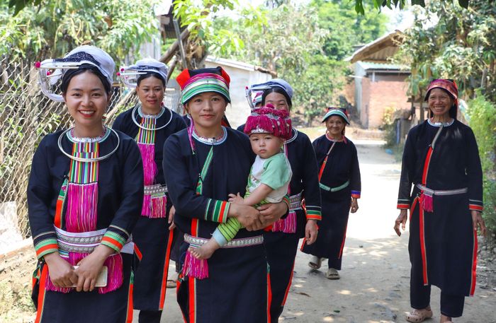 Nơi quê hương thứ hai thôn Phú Thịnh, xã Quảng Phú, sắc chàm trang phục người Sán Chỉ vẫn hiện diện như một dấu ấn văn hóa không thể phai mờ