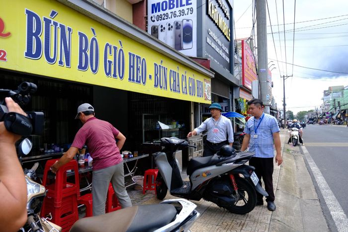 Lực lượng chức năng phường Cam Ly - Đà Lạt ra quân lập lại trật tự vỉa hè trên địa bàn