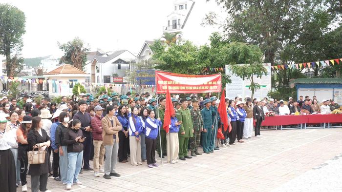 Đông đảo cán bộ, nhân dân trên địa bàn phường Cam Ly - Đà Lạt tham gia hưởng ứng chương trình xây dựng cảnh quan “Sáng - Xanh - Sạch - Đẹp”