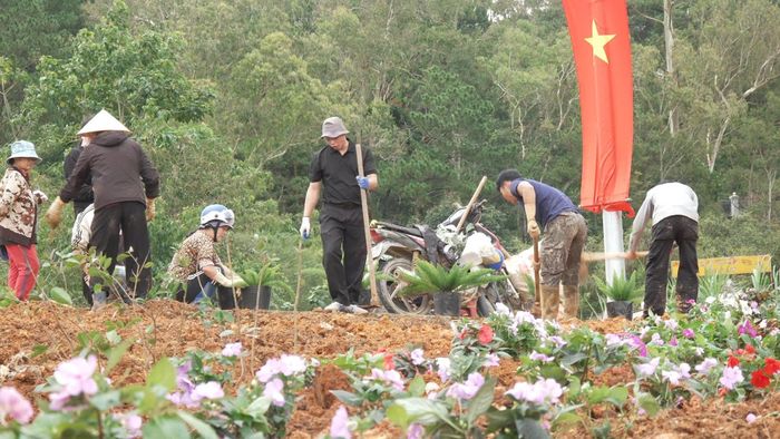 Các tầng lớp Nhân dân trên địa bàn phường Cam Ly - Đà Lạt ra quân thực hiện dọn dẹp vệ sinh, tôn tạo cảnh quan trên địa bàn