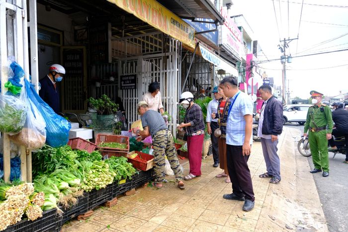 Lực lượng chức năng phường Cam Ly - Đà Lạt ra quân lập lại trật tự vỉa hè trên địa bàn