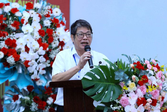 Đại diện Công ty TNHH Luyện kim Trần Hồng Quân trình bày tham luận tổng quan về dự án Nhà máy điện phân nhôm Đắk Nông