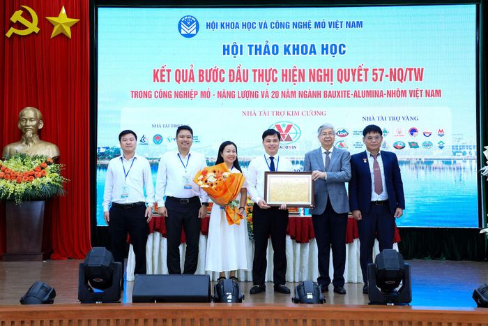 Ban Tổ chức Hội thảo Khoa học kỹ thuật Mỏ toàn quốc năm 2026 tặng kỷ niệm chương cho tập thể Công ty Nhôm Đắk Nông - TKV