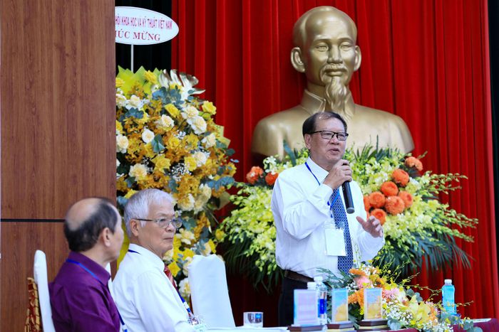 Các nhà khoa học trao đổi và điều hành phần tham luận tại Hội thảo Khoa học kỹ thuật Mỏ toàn quốc năm 2026