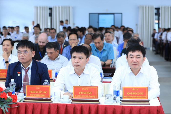 Lãnh đạo các bộ, ngành, liên hiệp và Tập đoàn Công nghiệp Than - Khoáng sản Việt Nam cùng đông đảo đại biểu dự hội thảo
