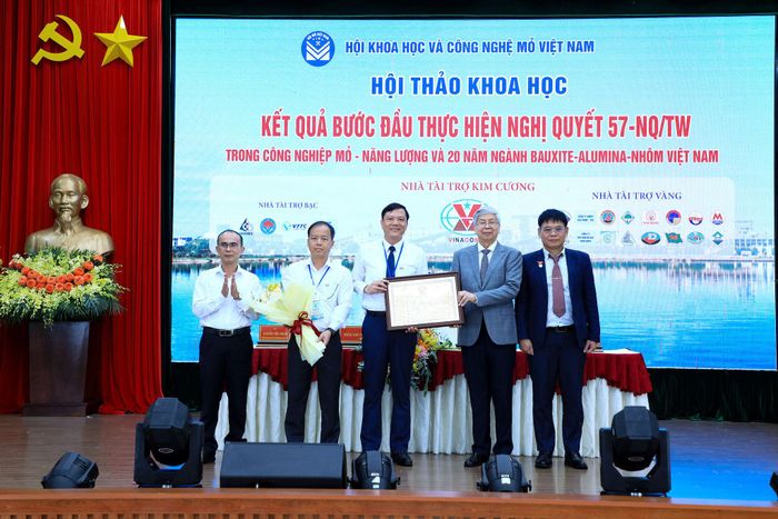 Ban Tổ chức Hội thảo Khoa học kỹ thuật Mỏ toàn quốc năm 2026 tặng kỷ niệm chương cho tập thể Công ty Nhôm Lâm Đồng - TKV