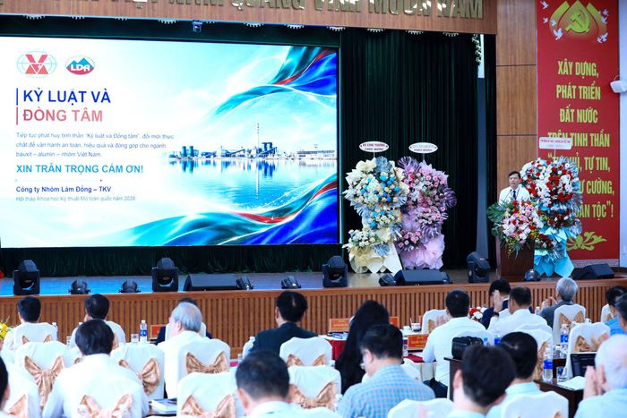 Lãnh đạo Công ty Nhôm Lâm Đồng - TKV trình bày tham luận về hành trình tiên phong sản xuất alumin trên vùng đất Tây Nguyên