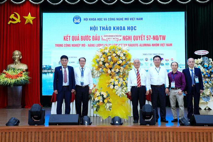 Lãnh đạo Liên hiệp các Hội Khoa học và Kỹ thuật Việt Nam tặng hoa chúc mừng Hội thảo Khoa học kỹ thuật Mỏ toàn quốc năm 2026