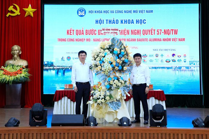 Đại diện Bộ Công thương tặng hoa chúc mừng hội thảo và lãnh đạo Tập đoàn Công nghiệp Than - Khoáng sản Việt Nam (TKV)