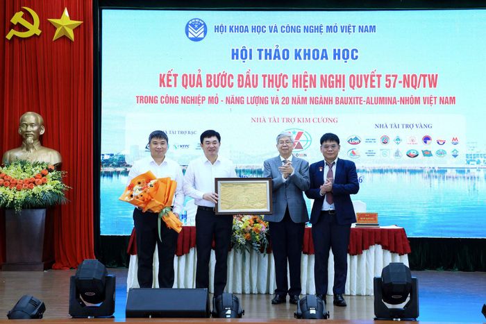 Ban Tổ chức Hội thảo Khoa học kỹ thuật Mỏ toàn quốc năm 2026 tặng kỷ niệm chương cho lãnh đạo Tập đoàn Công nghiệp Than - Khoáng sản Việt Nam