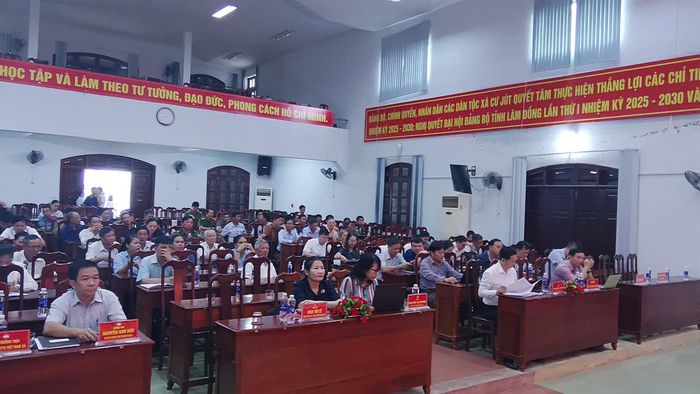 Đại biểu và cử tri xã Cư Jút dự buổi tiếp xúc cử tri
